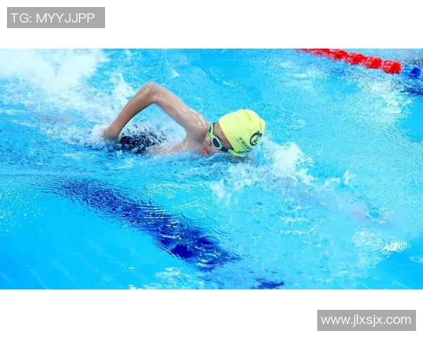 激烈比拼：游泳比赛中选手奋力争先的精彩瞬间与技术解析